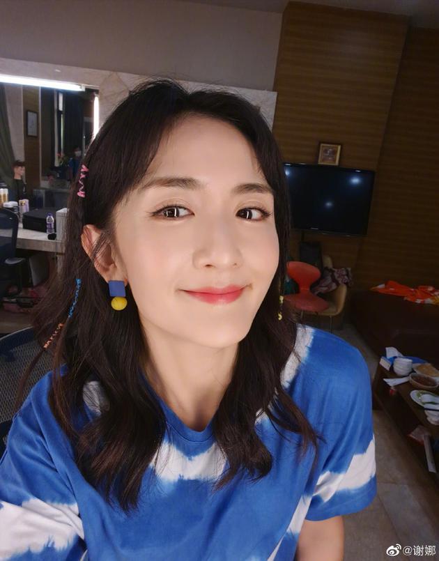谢娜应粉丝要求久违晒自拍 皮肤光滑状态佳东北网