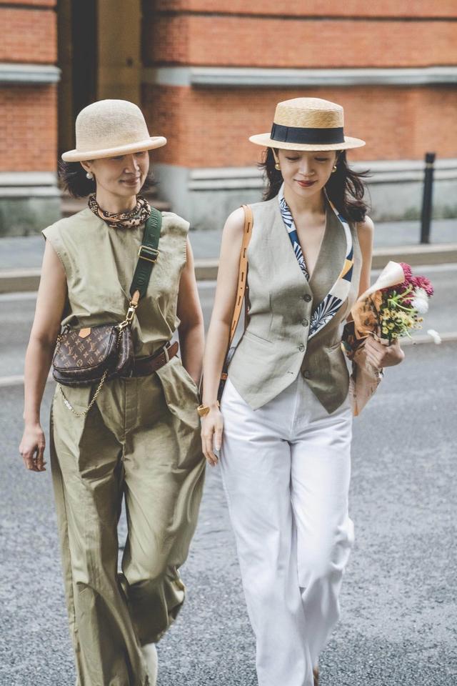 第五大道上了50岁的女人，少穿幼稚的T恤，三木妈妈的穿搭值得借鉴