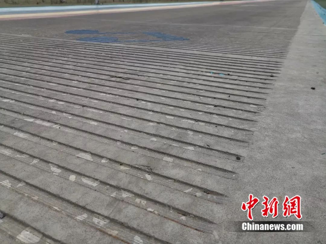 中国新闻网客户端这条公路会唱歌 车主:第一次走到这里还以为车坏了