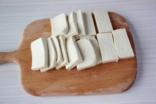 土豆和豆腐除了炖，还能做成土豆酿豆腐，外酥里糯，香辣可口