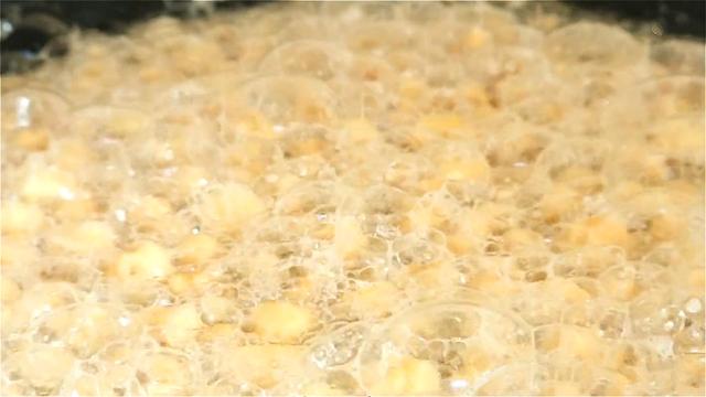 花生米加2个鸡蛋，没想到这么好吃，外酥里脆，当零食下酒都可以