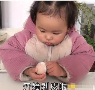 #你的育儿经#有种“独立”叫张杰女儿，仅19个月就自己剥鸡蛋，网友：很省心