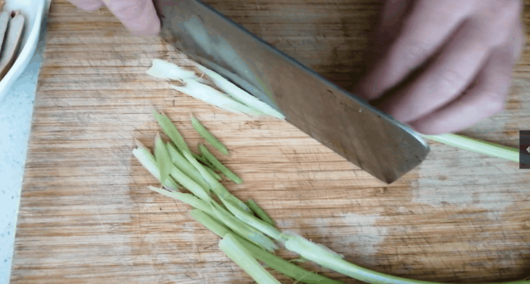 香干和什么搭配好吃？看看这味绿叶食材，成菜后香气扑鼻味美下饭