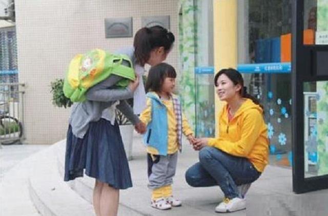 超级宝妈▲幼儿园发“家庭经济表”，宝妈一顿填写后，老师连夜敲响家门