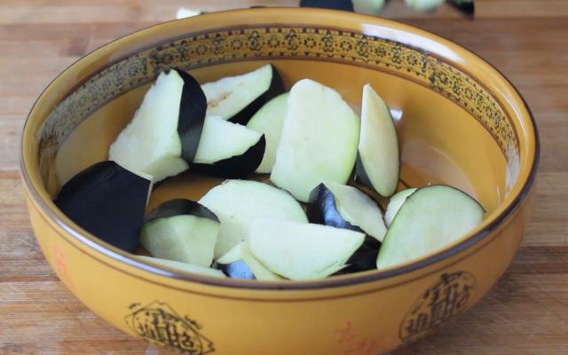 最近茄子和土豆火了，简单一做，我家一周吃6次，比吃肉还过瘾