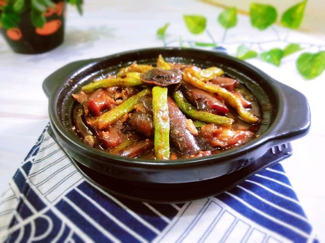 冬天就馋这菜，茄子豆角一焖，味道鲜香可口，超下饭
