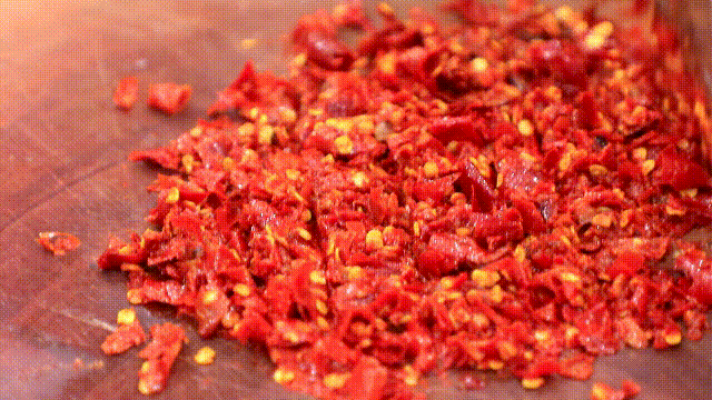 大厨教你做辣子鸡丁不出水，粒粒入魂！外酥有嚼劲，内部又滑嫩