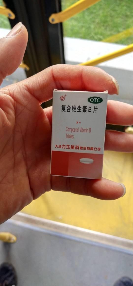 过期的小药片拿来养花，水培花里扔一片，消毒杀菌根系不烂