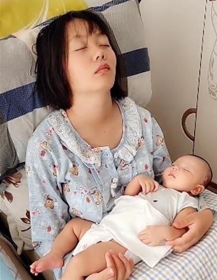 你的育儿经■孩子入睡困难,妈妈坐床头抱睡,试试5s安抚法