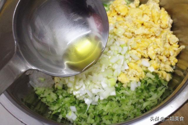 冬天，青萝卜外皮营养极高，扔了太可惜了，做成饺子吃，特别香