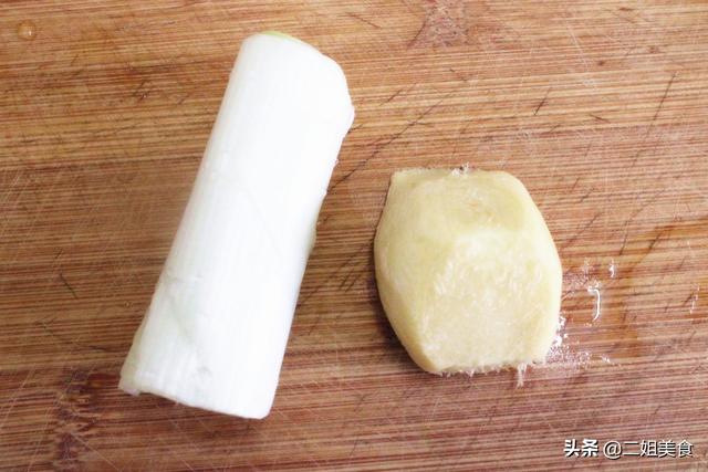 冬天，猪肉牛肉靠边站，这肉营养全面，搭配萝卜做成蒸菜太鲜嫩了