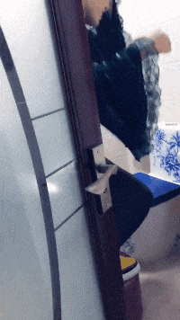 搞笑gif,这风也太大了,这么多人都抓不住