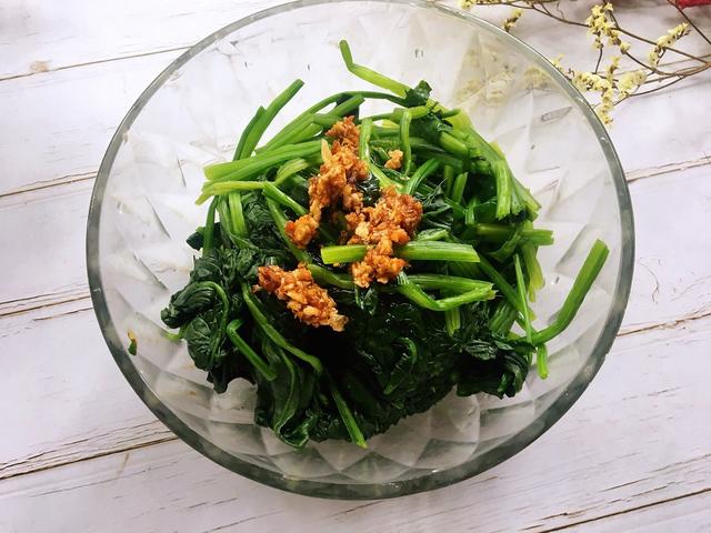 大鱼大肉吃得太腻，来盘凉拌菠菜，营养好吃还解腻