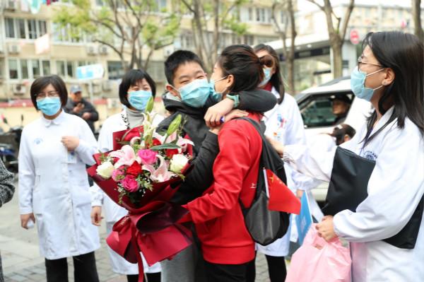 新民晚报■奋战金银潭医院两个月! 黄浦区欢迎瑞金康复医院援鄂护士长陈俊彦“回家”