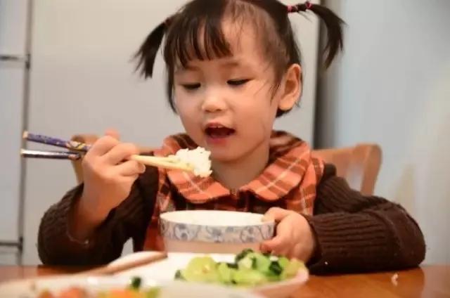 [你的育儿经]跟孩子同桌吃饭的“8要4不要”，纠错半小时，省心一辈子