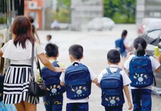 「超级宝妈」幼儿园开学典礼走红毯，成“攀比现场”，网友：拼妈的时候到了