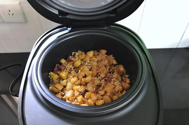 学会这懒人焖饭，喜欢的配菜自己放，菜饭一锅出