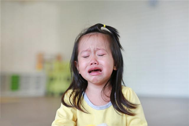 超级宝妈:如何教育哭闹中的孩子,霍思燕的做法令人称赞,赶快学习一下
