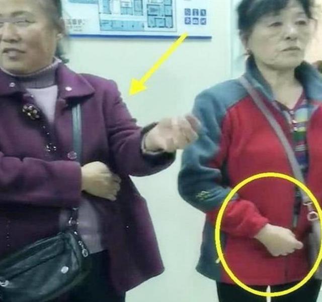 你的育儿经：孕妈待产，产房外两个老人不同表现，护士一眼就看出哪个是亲妈