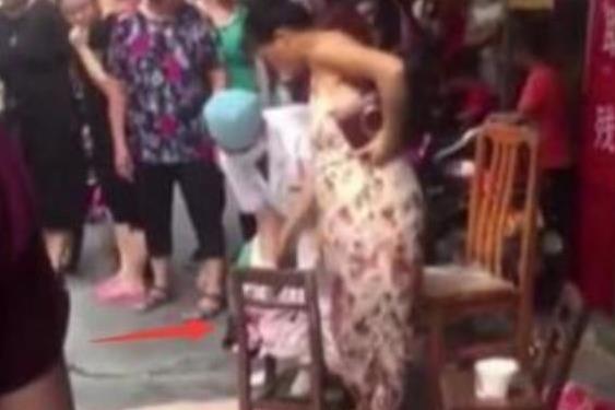 『超级宝妈』“地表硬核产妇”火爆全网，买菜路上生娃，生完抱娃潇洒离去