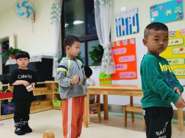 [光明网]长沙幼儿园的新礼仪：孩子一桌两人就餐，家长园外有序排队