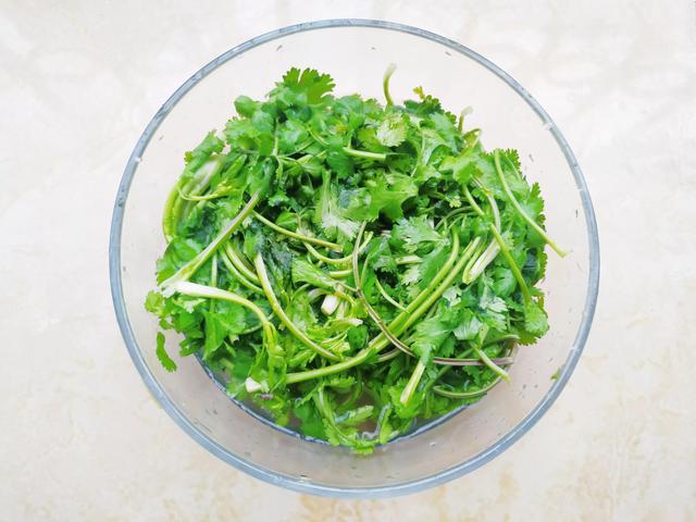 香菜配花生米，几分钟就搞定一盘下酒菜，成本只要几块钱