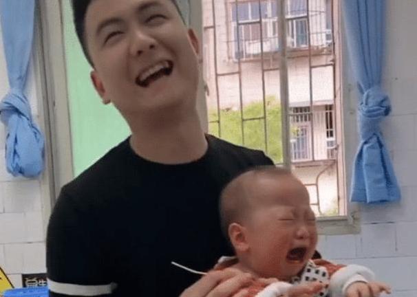 你的育儿经@“最惨宝宝”打预防针走红，孩子哭得稀里哗啦，爸爸乐得合不拢嘴