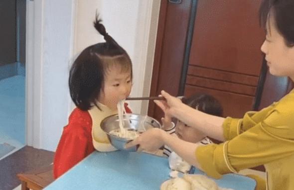【超级宝妈】“好汉不吃眼前亏”?宝妈一招杀鸡给猴看,俩宝被吓得唯命是从