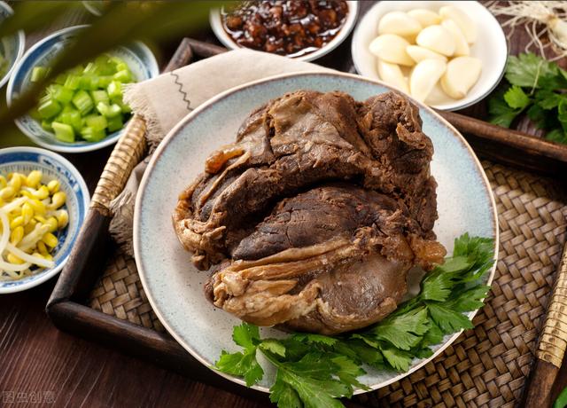 做卤牛肉时，牢记“1腌2泡”的窍门，牛肉鲜嫩入味，不柴不腥