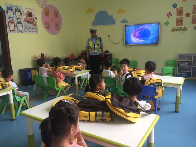 【超级宝妈】幼儿园开学第一天，交警保驾护航