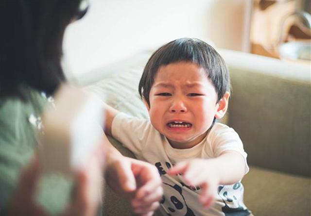 孩子无理取闹时，比起苦口婆心的教育，他更愿意你给他一个拥抱