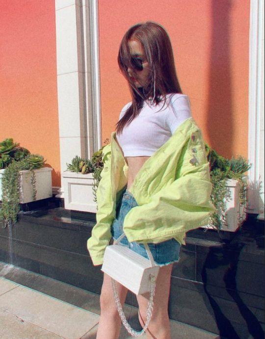 故事没我|鞠婧祎和关晓彤，相差13cm，同穿牛油果绿造型，输了身高不输气质