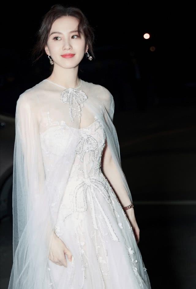 时尚迪科能把白色纱裙穿得这么仙儿的，刘诗诗是第一人？不愧是气质型女神