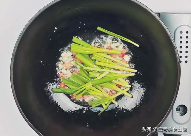 韭菜和豆腐这样搭配，鲜嫩爽口又嫩滑，解馋又营养的家常美食