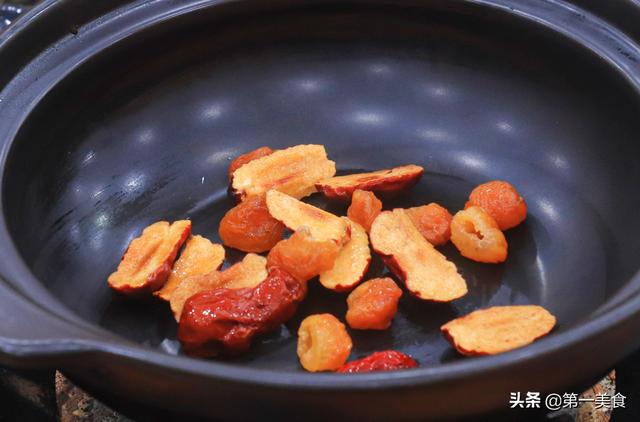 无肉无油煲好汤！滋补润燥的红枣莲藕汤，选对红枣有技巧