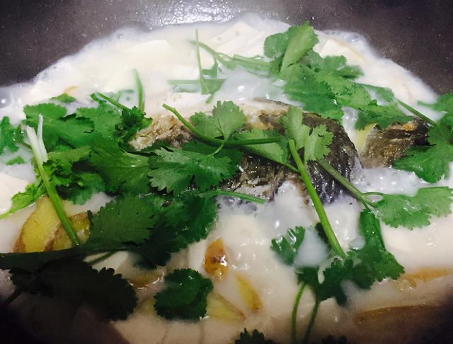 不管炖什么鱼汤，牢记这4点，保证炖出来的汤奶白鲜美无腥味