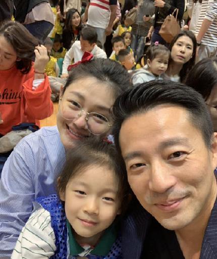 无敌小萌神|大S女儿幼儿园毕业，汪小菲晒照一家三口，小玥儿长相被“截胡”