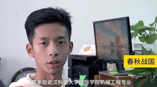 大一男生因姓氏走红，不跟爸姓也不跟妈姓，老师：这名字独一无二