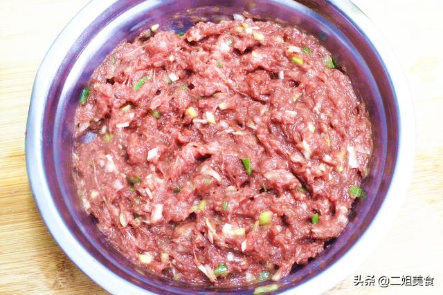 冬至多吃牛肉馅饺子，调料水和打馅不能忽略，教您2招，鲜嫩多汁