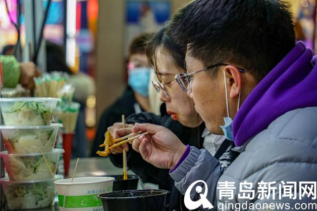 台东夜市 热气腾腾的小吃为人们驱除寒冷带来快乐