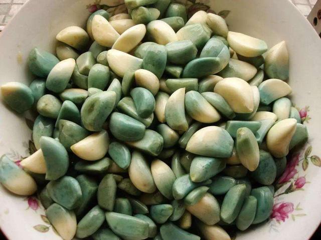 不知道怎么做出翠绿的腊八蒜，教你几个小窍门，爽口开胃又有营养