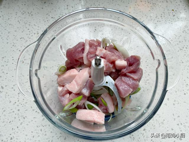 白菜包饺子要不要焯水？传统老做法告诉你这样做，鲜嫩多汁营养高