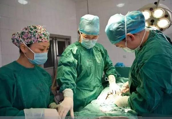 超级宝妈|产妇刚生完娃，肚子仍“鼓的”像怀孕8个月，医生手术后：对不起