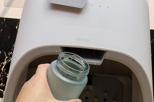 年轻人何必只泡枸杞，加上左点小仙智能蒸汽足浴盆会更舒爽