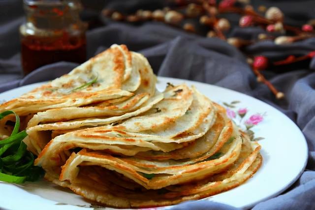 1碗面粉1把香葱，教你做懒人版葱花饼，层次柔软，放凉了也不硬