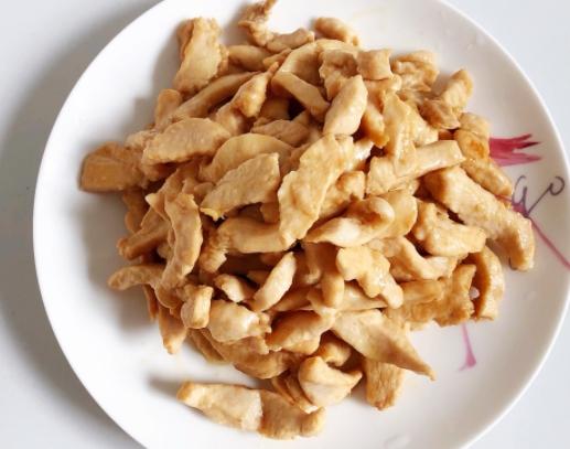 鸡胸肉做成糖醋味，酸酸甜甜，特别适合小朋友