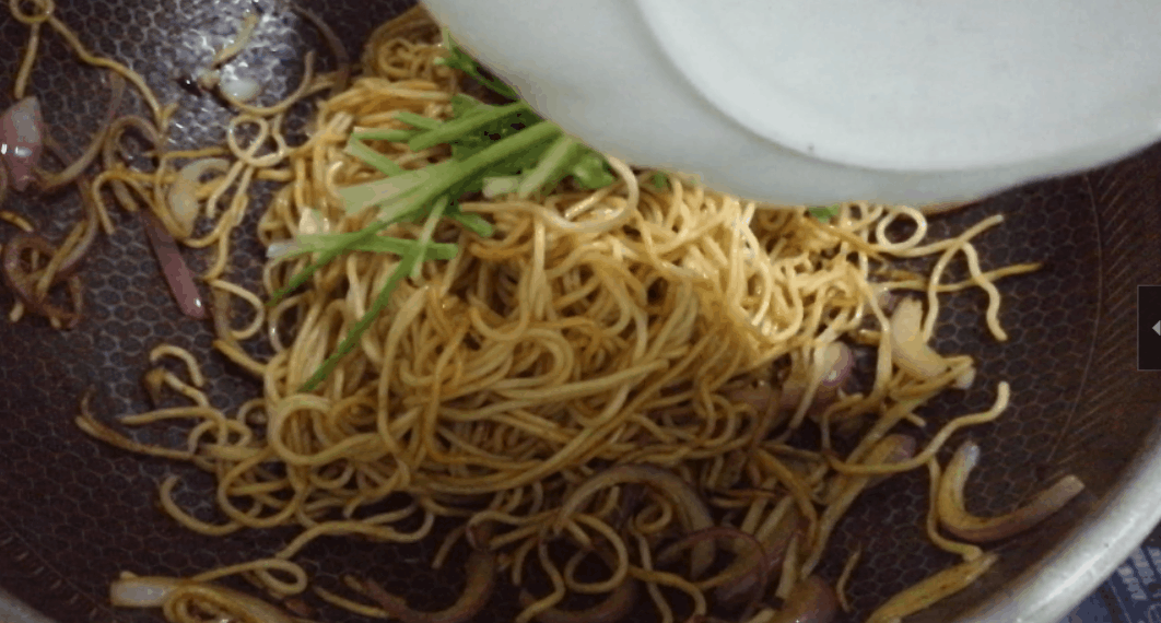 孜然炒面，家常的味道，温馨的味道！操作简单，推荐朋友们试试