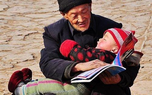 「超级宝妈」奶奶疼不疼孙子？嘴上说的并不太准，这3种表现可供对应