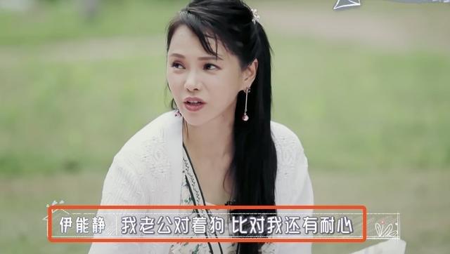樱桃奶球|秦昊直播，伊能静为他戴各种假发，两人摆同款pose，甜撒狗粮