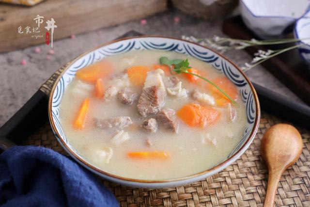 煮羊肉汤时，记住“2用1多放”，汤奶白浓郁，膻味小味道鲜香
